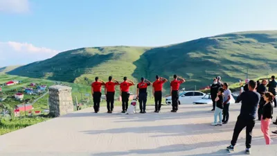 Ata'nın silüetine selam durdular