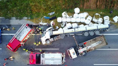 Kuzey Marmara Otoyolu'nda TIR devrildi: 2 ölü