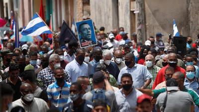 Binlerce kişi ''kahrolsun diktatörlük'' deyip sokağa indi