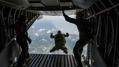 Paraşütü açılmayan asker bir evin mutfağına düştü