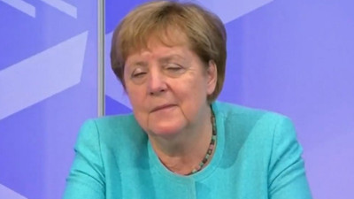 Merkel'in zor anları! Online toplantıda içi geçti