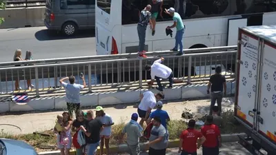 Turistlerin korku dolu anları kamerada