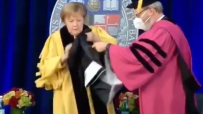 Merkel’in zor anları kamerada