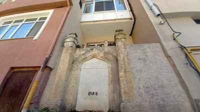 112 yıllık çeşme apartmanların arasında kaldı
