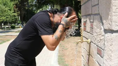 Adana cehennemi yaşıyor: Az önce uyuyan adamı öldü sandık