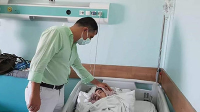 Başörtüsüne takmak için ağzında tuttuğu iğneyi yuttu