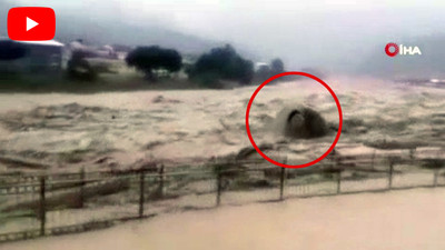 Önce Bartın şimdi de Sinop! Sel otomobilleri kağıt gibi sürükledi