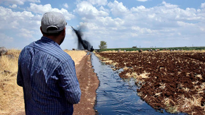 Boru hattı delindi; ham petrol tarlalara aktı