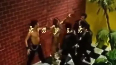 Defne Samyeli'nin kırbaçlı ve yarı çıplak erkeklerle klibine ateş püskürdü
