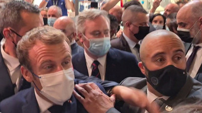 Fransa Cumhurbaşkanı Macron'a yumurtalı saldırı kamerada