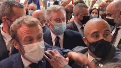 Fransa Cumhurbaşkanı Macron'a yumurtalı saldırı kamerada