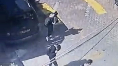 Okuldan çıkan öğrencilerin üstüne torpil attı