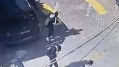Okuldan çıkan öğrencilerin üstüne torpil attı