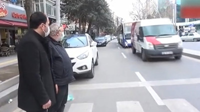 Ankara'da ilginç anlar! Yayalara yol veren minibüse otobüs çarptı