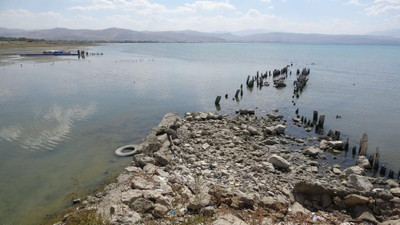 Sular çekilince 100 yıllık iskele ortaya çıktı