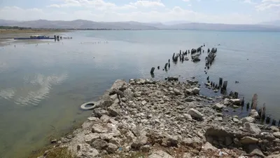 Sular çekilince 100 yıllık iskele ortaya çıktı
