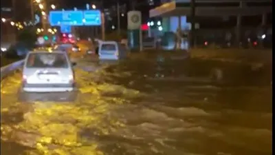 Sağanak fena vurdu, araçlar sular altında kaldı