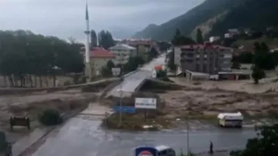 Sinop'ta köprünün yıkılma anı kamerada