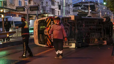 Servis minibüsü tramvay yoluna devrildi