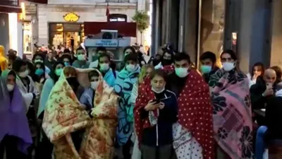 ''Barınamıyoruz'' diyen öğrencilerden İstanbul'da battaniyeli yürüyüş