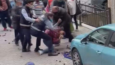Zabıtadan seyyar satıcıya yumruklu saldırı