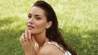 Fahriye Evcen'den iddialı pozlar! Derin dekolteli kırmızı elbisesiyle göz kamaştırdı
