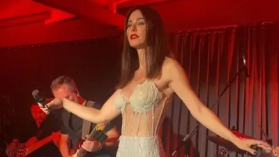 Defne Samyeli transparan sahne kıyafetiyle olay oldu