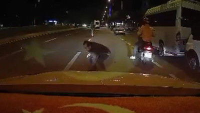 Yola kağıt paralar saçıldı, yayalar ve sürücüler toplamak için birbiriyle yarıştı