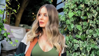Hande Sarıoğlu'nun dekolteli pozu olay oldu: ''Telefonu ters çevirin''