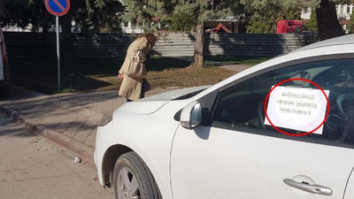 Kaldırıma park eden aracın camına astığı not şaşırttı