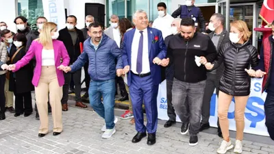 Davul zurnayla kutladılar: Sarıyer Belediyesi'nde asgari ücret 5 bin TL oldu