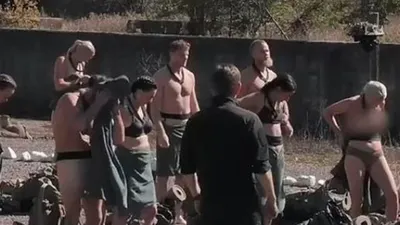 Bu nasıl yarışma? Talimatla kameraların önünde soyundular