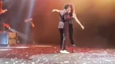 Kenan Doğulu ve Beren Saat'in sahnedeki dudak dudağa dansları olay oldu