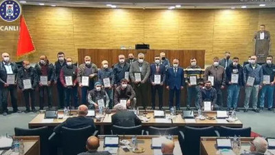 Meclis üyesinin takkesini çıkartmasını istediği işçi: Takkemle daha yakışıklıyım
