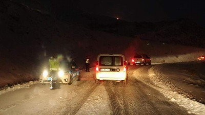 Meteoroloji uyarmıştı... Sürücüler kar yüzünden yolda kaldı!