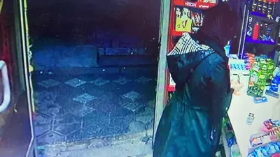 Çok konuşarak dolandırdı! Kasada 9 yaşındaki çocuğun durduğunu görünce...