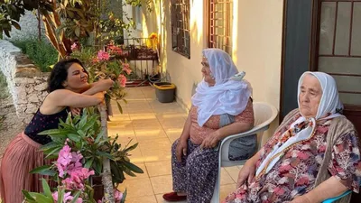 Ünlü şarkıcı köy hayatını terk etti