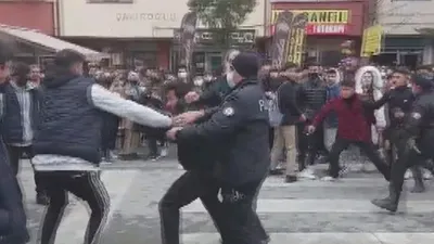 Liseli kavgası! Ortalık savaş alanına döndü