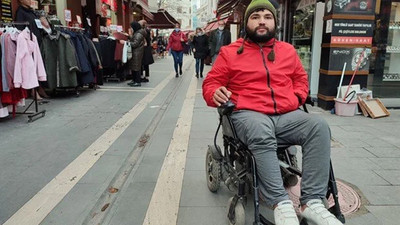 Sivilceyi sıkan genç felç kaldı