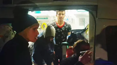 Kıbrıs'a gitmek için bindikleri tekneden silah zoruyla denize atıldılar
