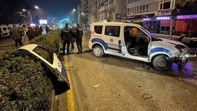 Kavga ihbarına giden iki polis otosu çarpıştı