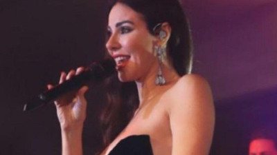 Bu pozlardan sonra kim inanır Defne Samyeli'nin hem 49 yaşında hem de 2 çocuk annesi olduğuna...
