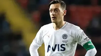 Mesut Özil soyunma odasında esti gürledi!