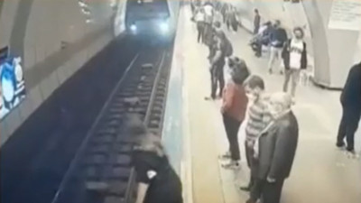 Metroda mucize kurtuluş kamerada! Trenin altından yürüyerek çıktı