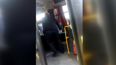 Otobüs şoförü yolcuya bıçak çekti! Korku dolu anlar kamerada
