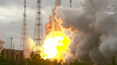 NASA, dünyanın en büyük uzay teleskopunu uzaya fırlattı