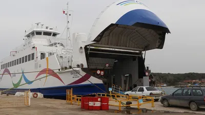 Çanakkale'de feribot seferlerine 'fırtına' engeli