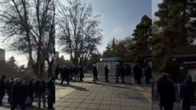 AK Parti'nin kalesinde soğukta ekmek kuyruğu