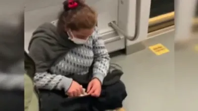 Pes! Durakta topladığı paraları metroda saydı