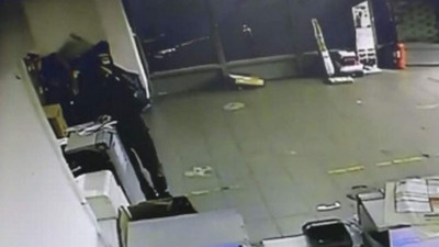 Kargocu olarka girdi, hırsız olarak çıktı